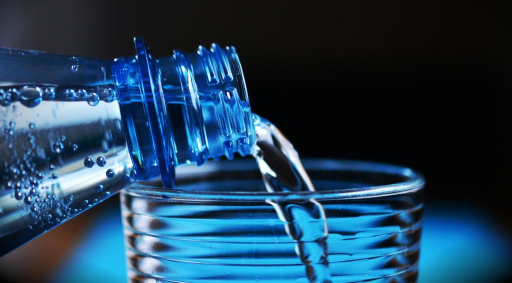 青いガラスボトルで作る清らかでおしい水 ブルーソーラーウォーター Glarche